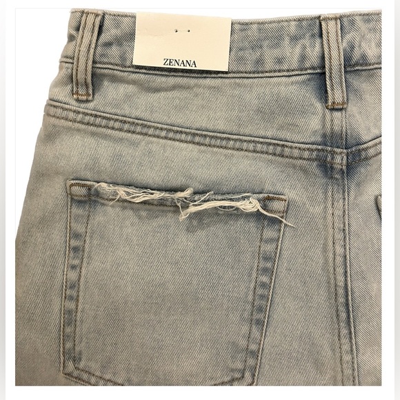 NWT Zenana Light wash distressed denim jeans - Picture 2 of 6
